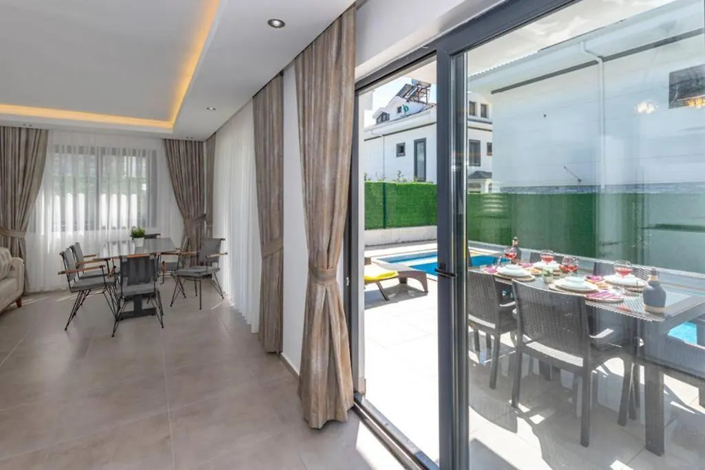 Violet - 4 Bedroom Holiday Villa In Oeluedeniz